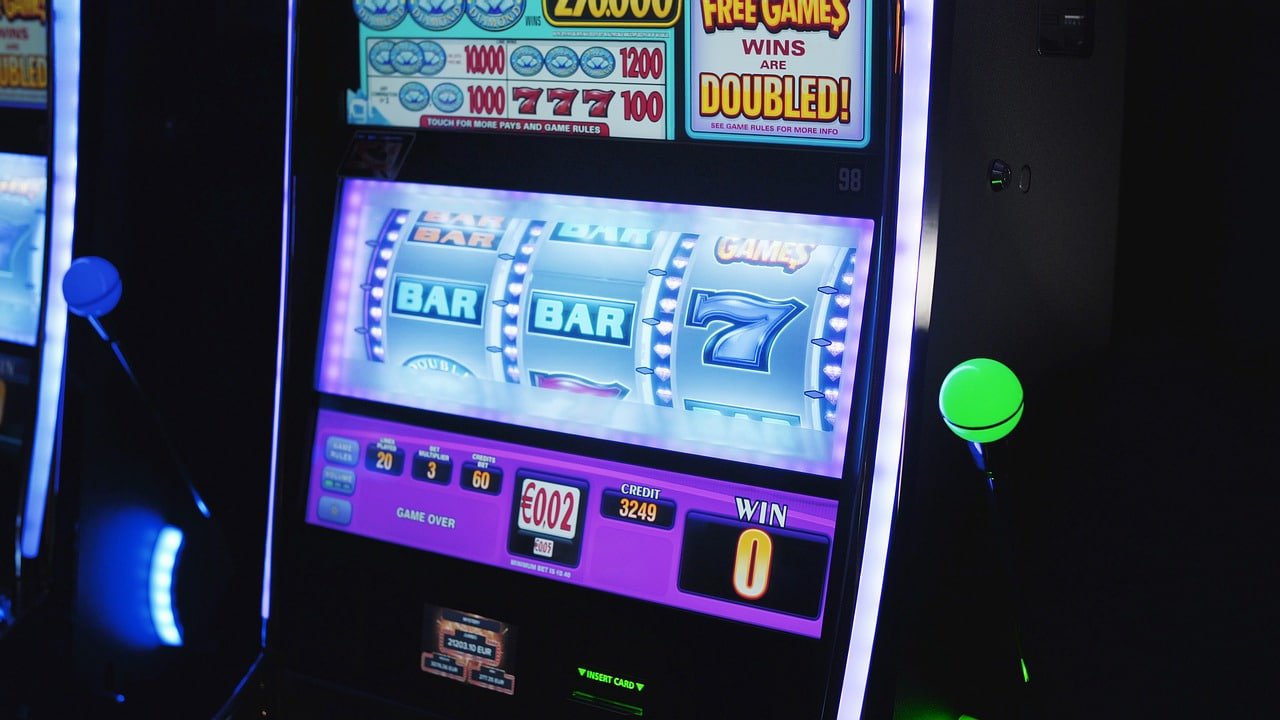 Hasil kartu Three Card Poker ditampilkan dengan jelas
